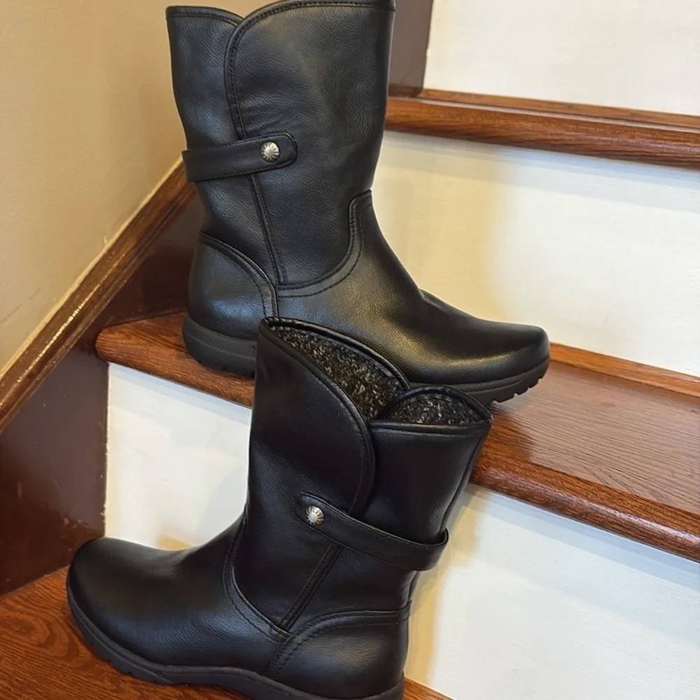 G.H. Bass & Co Women's Black faux leather Boots 1/2 zip tracking bottom warm 7.5